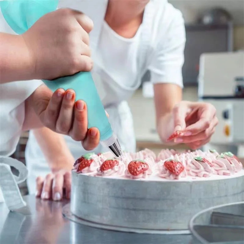 Silicone Cake Decorating Kit – Reusable Piping Bags & Stainless Steel Tips